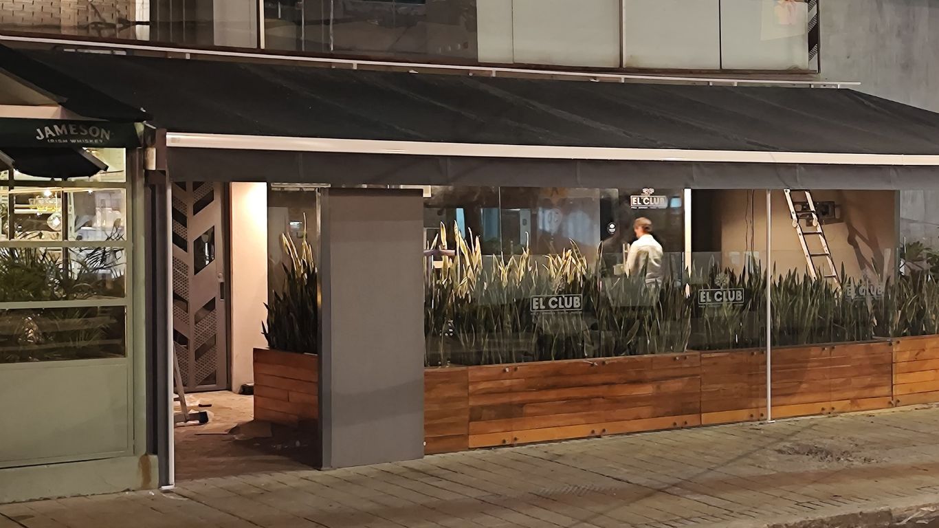 Toldos retráctil con brazos proyectantes