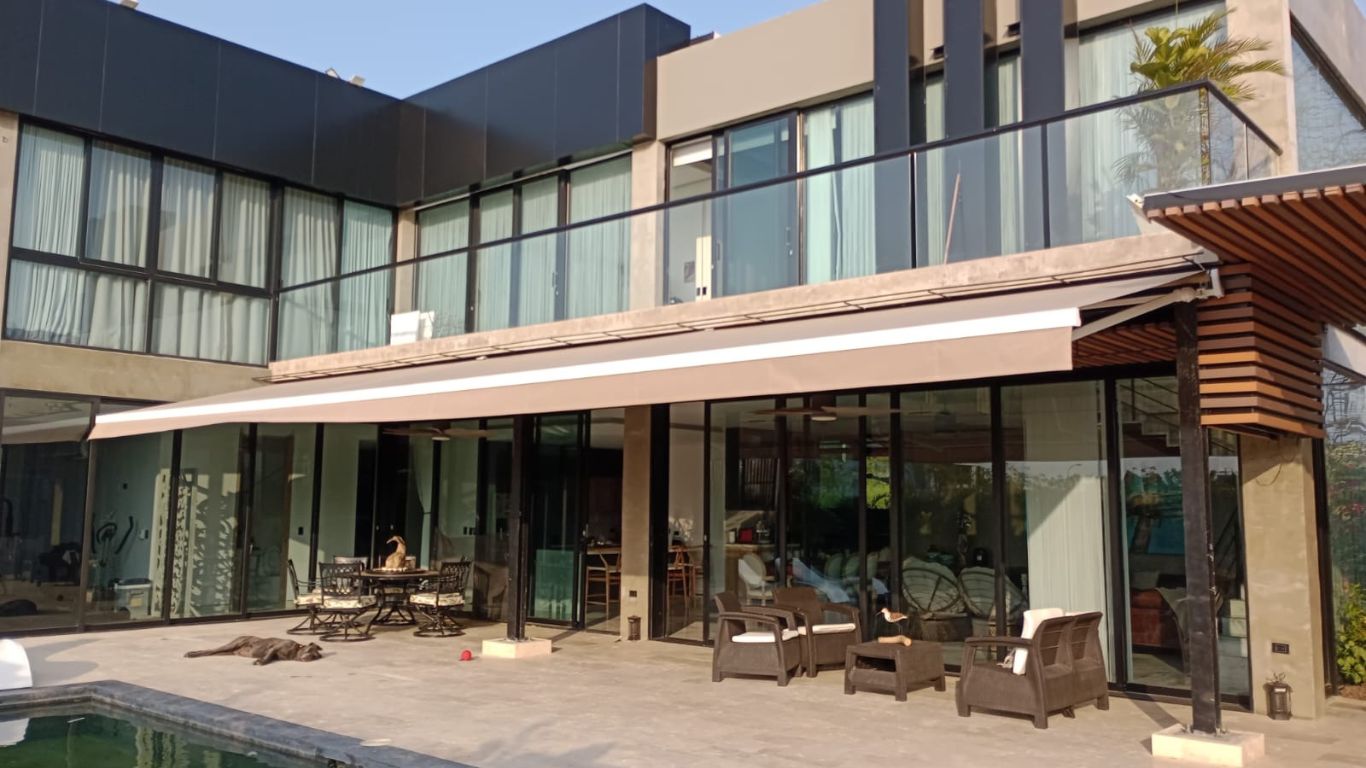Toldos retráctil con brazos proyectantes
